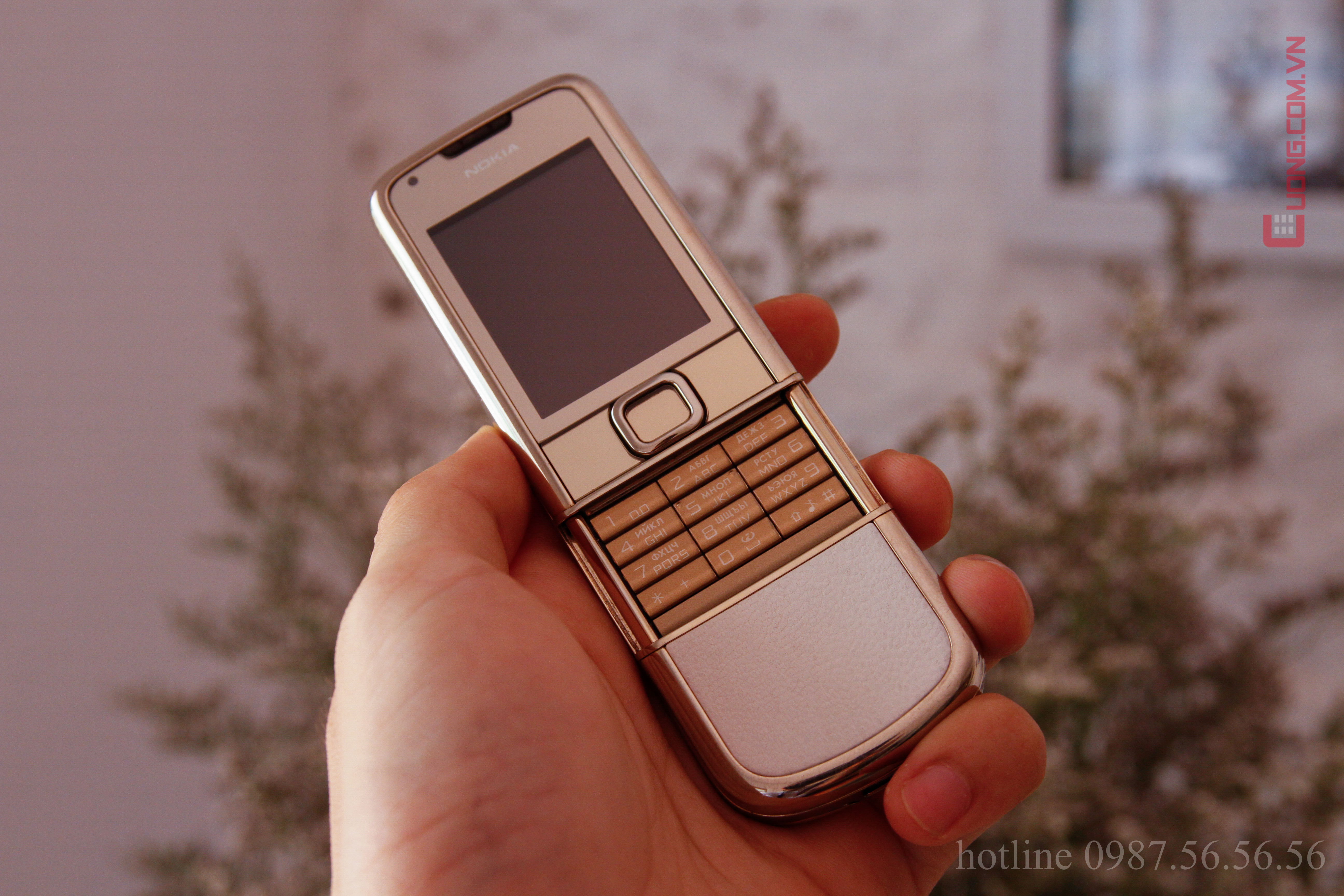 Nokia 8800 không khác gì cầm cục vàng 18k trên tay